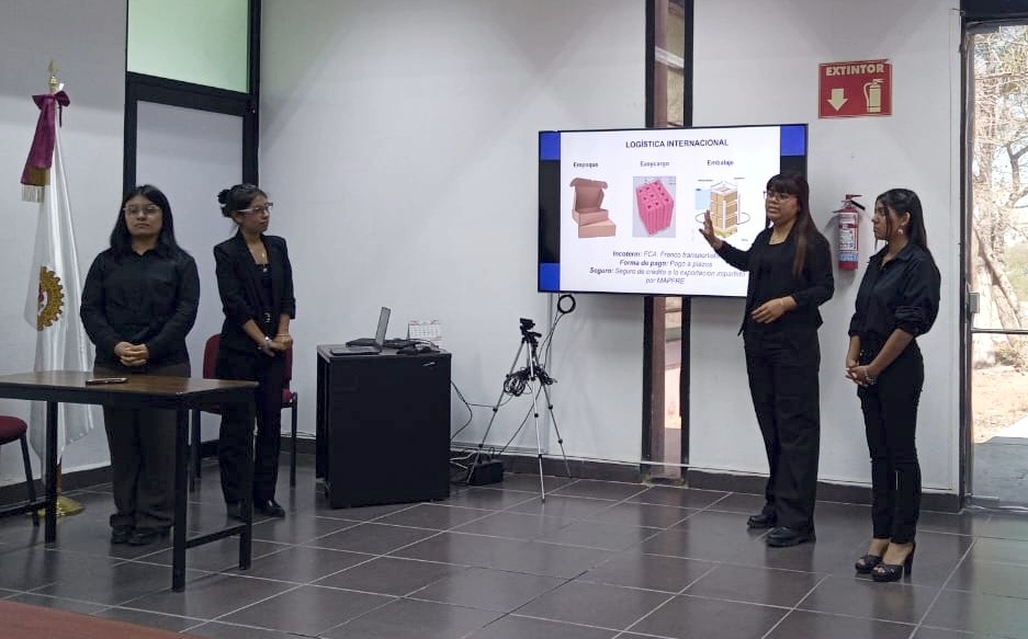 Four students from Instituto Tecnológico Superior de Lerdo showcasing their final project developed with EasyCargo.